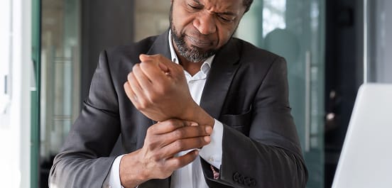 Bilateral carpal tunnel syndrome symptoms of hATTR
